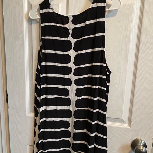 Black/white - Picture 2 of 3